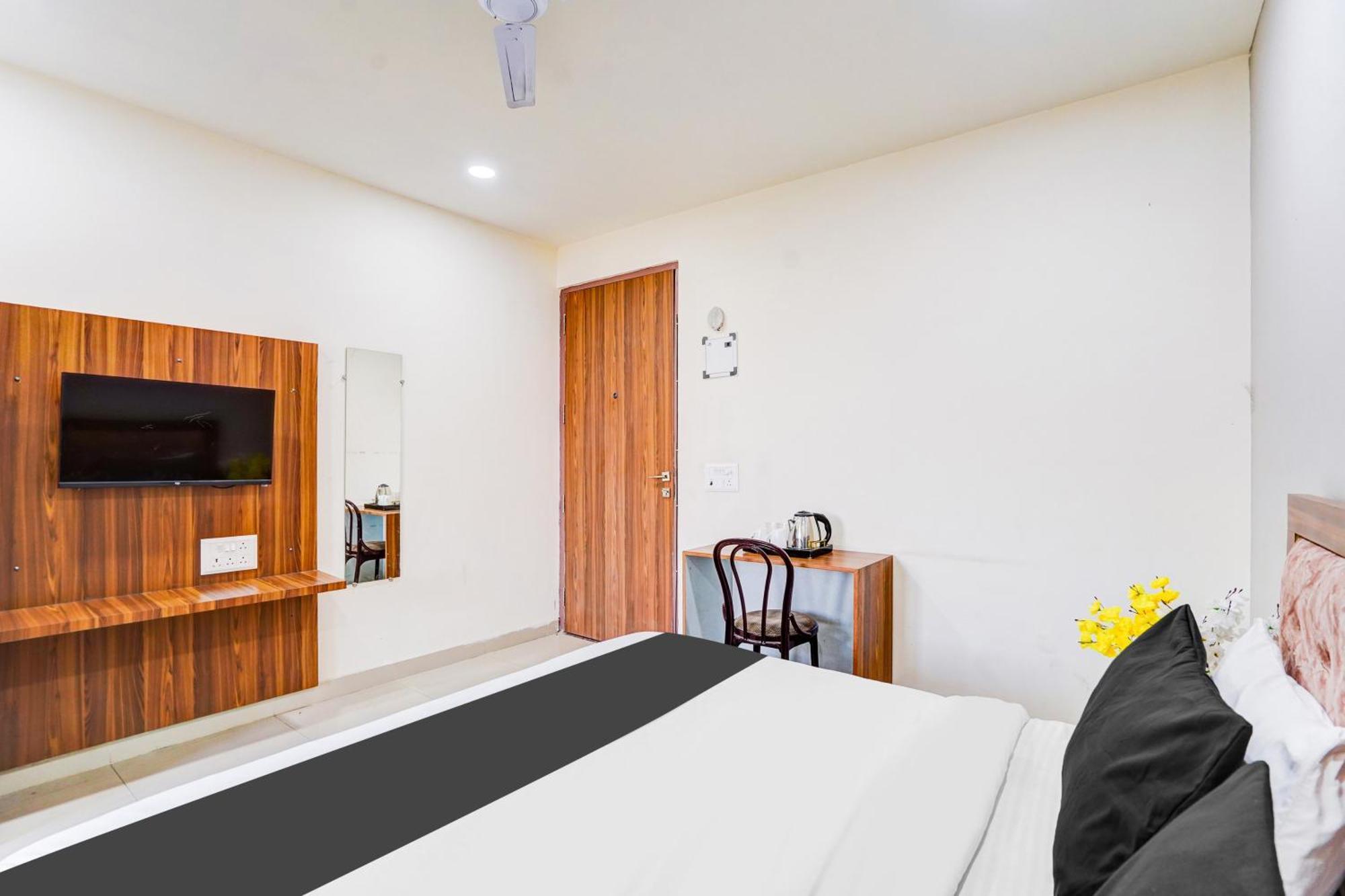 Super Collection O Sector 104 Noida Hotel Bagian luar foto