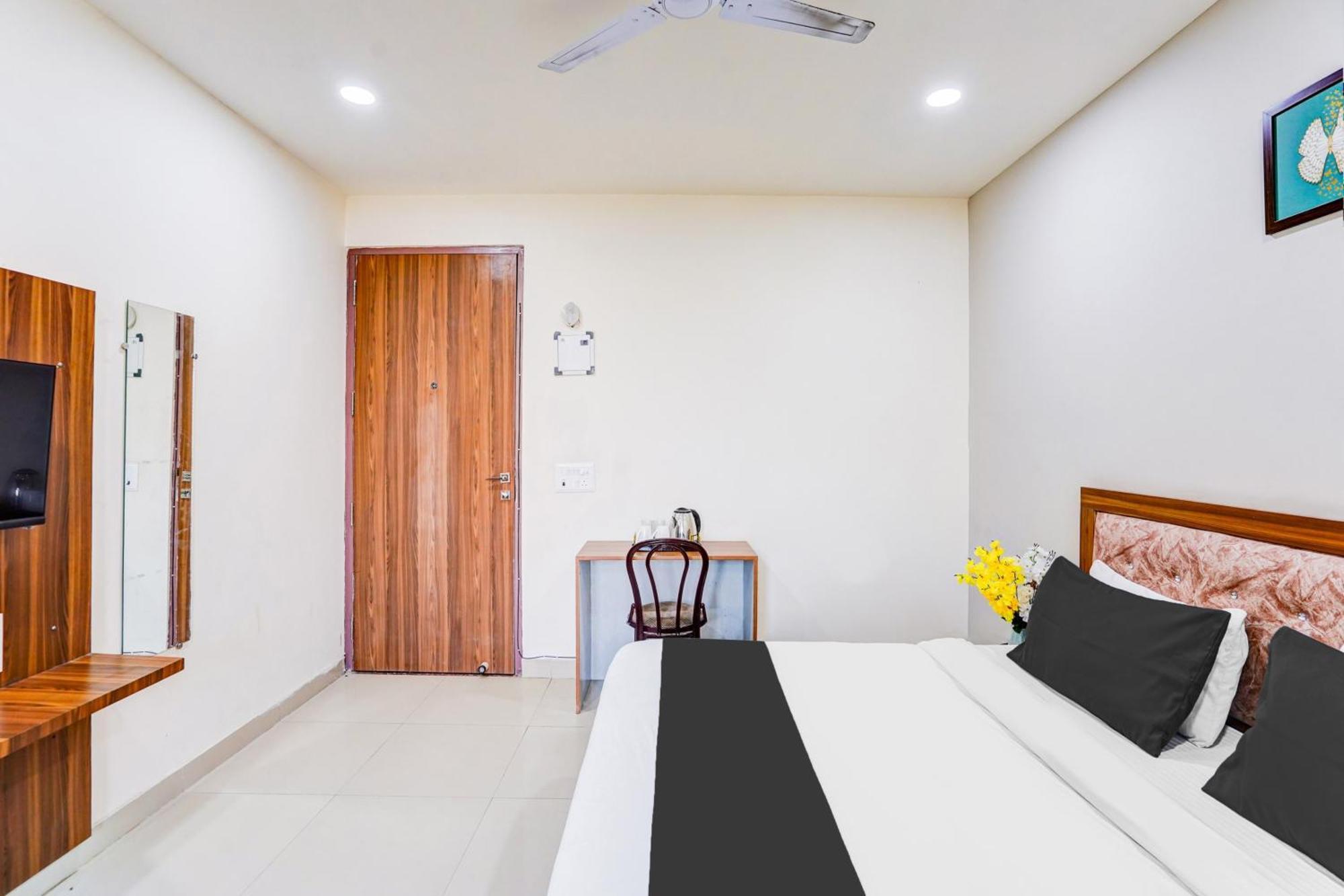 Super Collection O Sector 104 Noida Hotel Bagian luar foto
